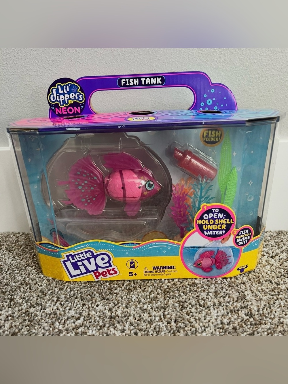 NWT Little Live Pets Lil Dippers Neon Fish with Fish Tank